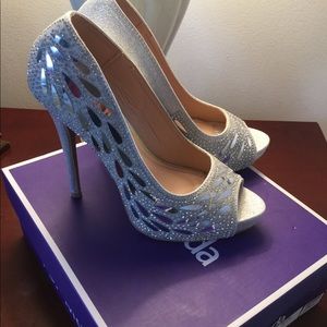 NWT high heels silver.